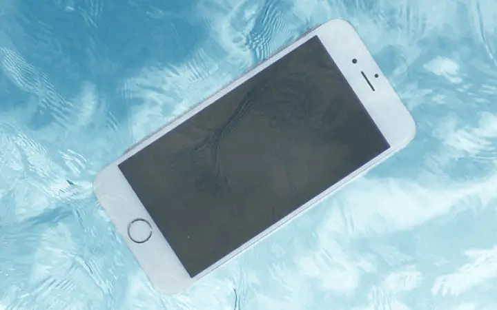 This is What Happens When Your Smartphone Gets Wet